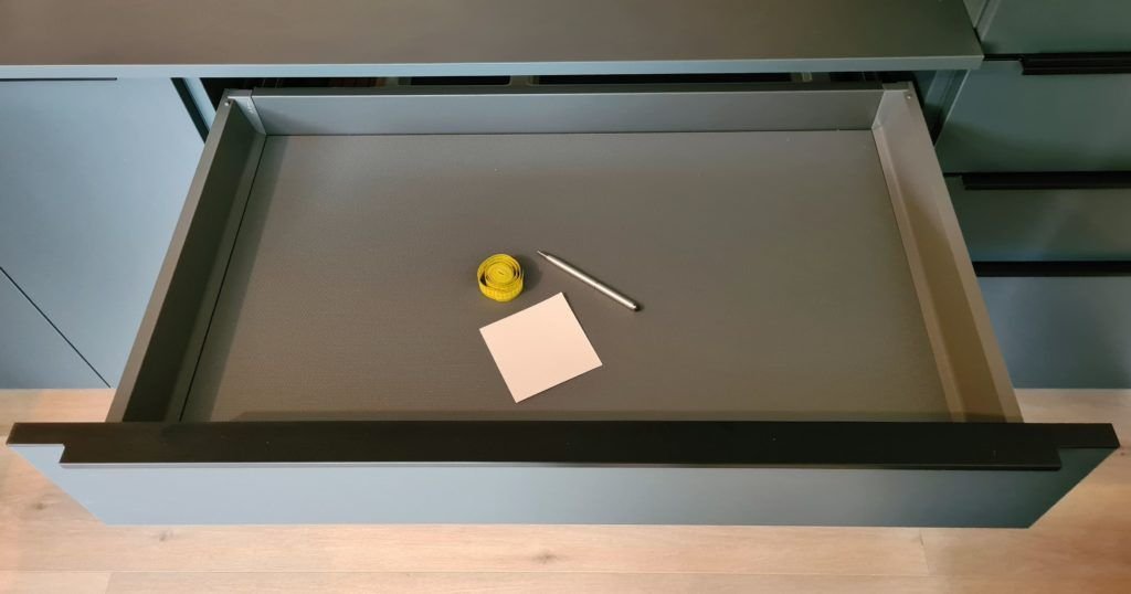 Stift und ein flexibles Maßband.